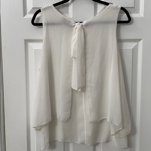 White sleeveless blouse - Picture 2 of 4